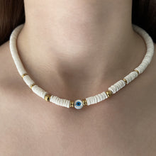 Charger l&#39;image dans la galerie, luna and sol jewelry collier mahana en acier inoxydable et perles heishi doré et blanc
